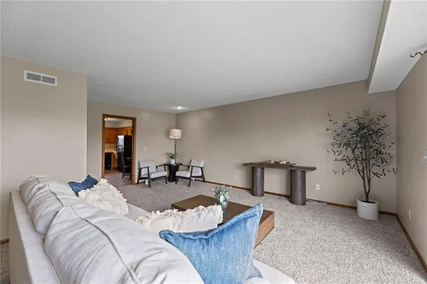 1107 Jeff CIR, Paola, KS 66071