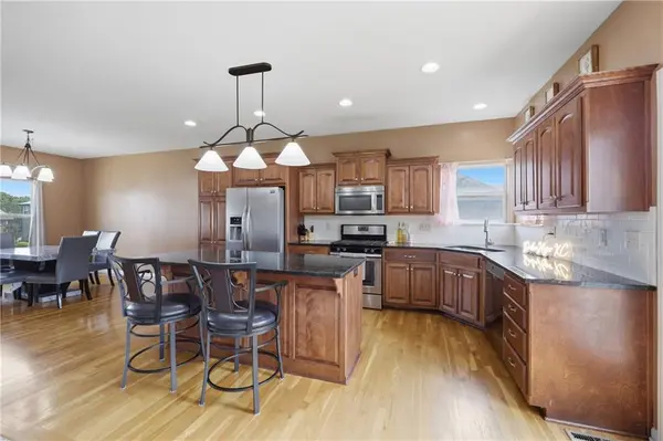 805 Bellflower LN, Greenwood, MO 64034