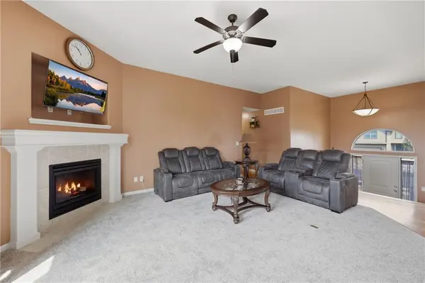 805 Bellflower LN, Greenwood, MO 64034