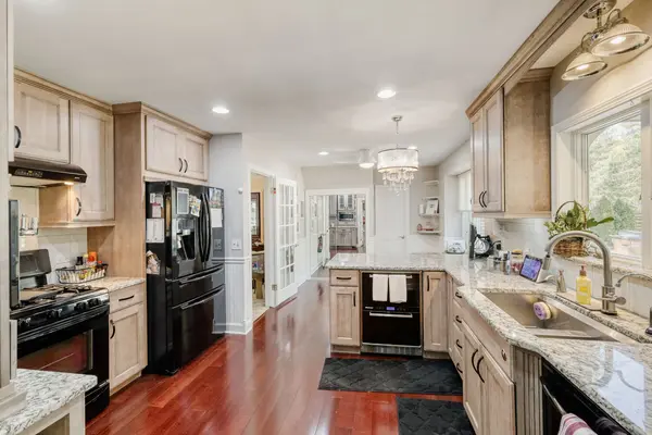 8035 Wolf RD, La Grange, IL 60525