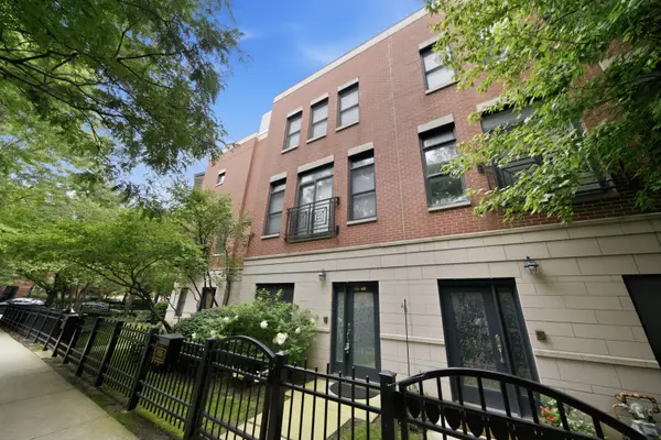 935 W College Pkwy, Chicago, IL 60608