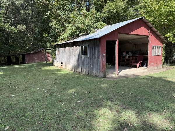 21625 Seminary St, Hollow Rock, TN 38342