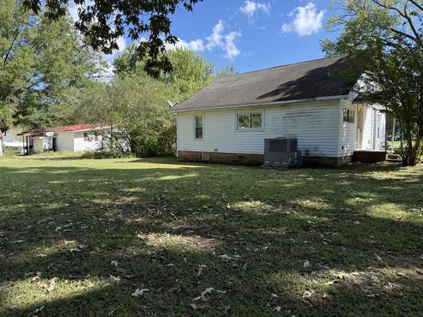 21625 Seminary St, Hollow Rock, TN 38342