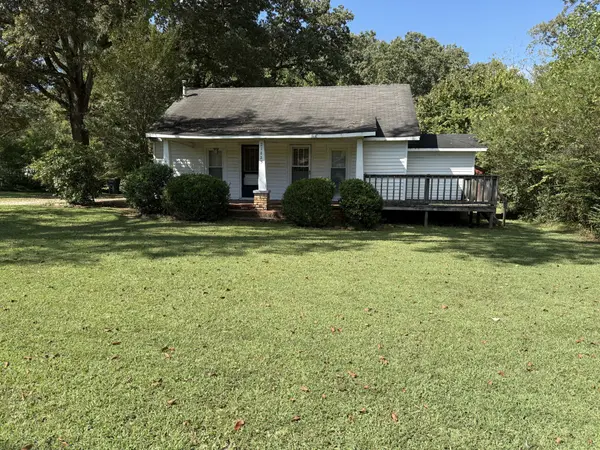 21625 Seminary St, Hollow Rock, TN 38342