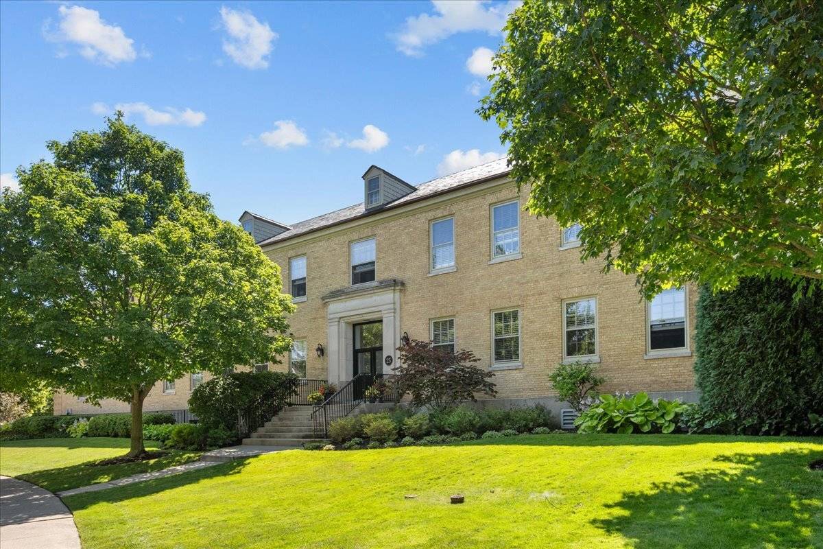 25 Ronan RD #204, Highwood, IL 60040