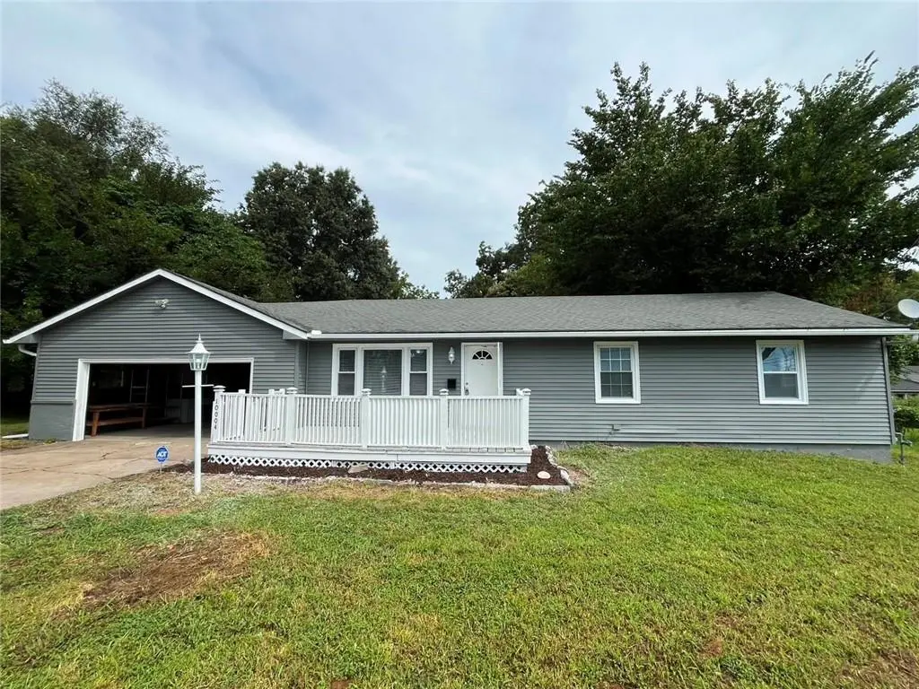 10004 E 38th TER, Kansas City, MO 64133