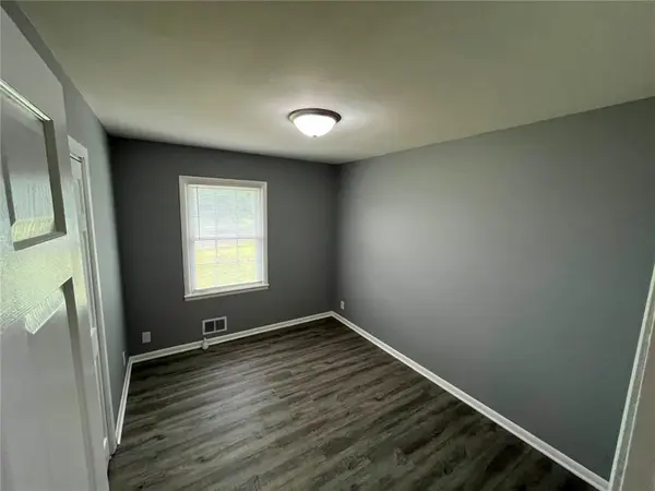 10004 E 38th TER, Kansas City, MO 64133