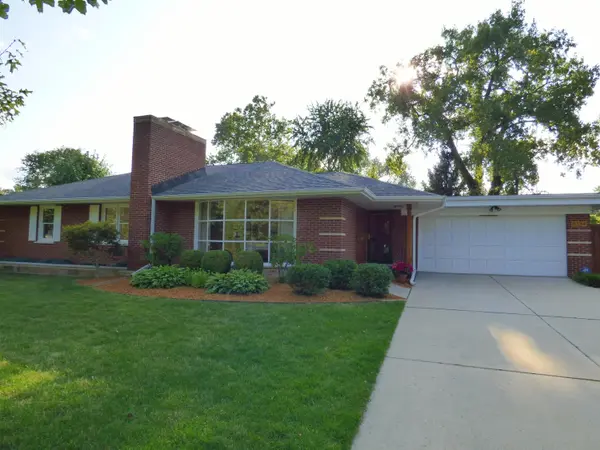 8334 Hawthorne DR, Munster, IN 46321