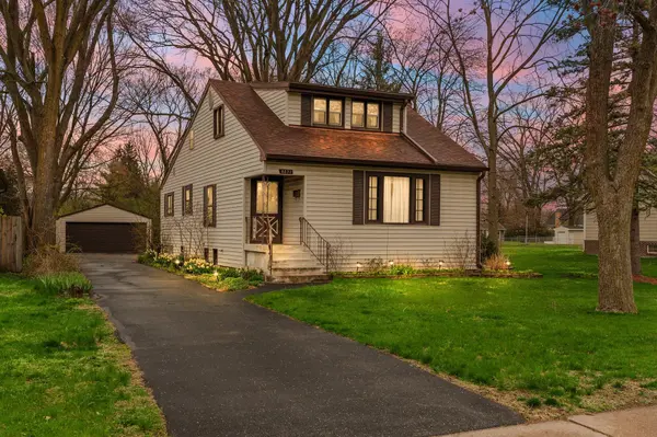 8832 Oakwood AVE, Munster, IN 46321