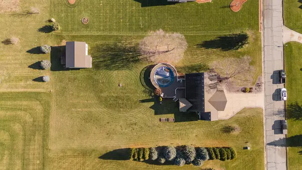 221 Stone Creek LN, Valparaiso, IN 46383