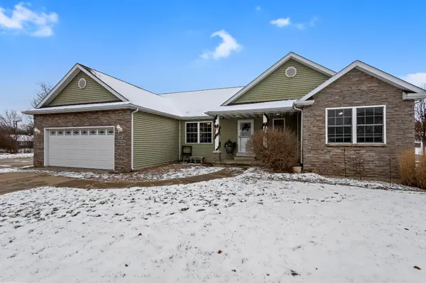 302 Pepper Creek DR, Valparaiso, IN 46385