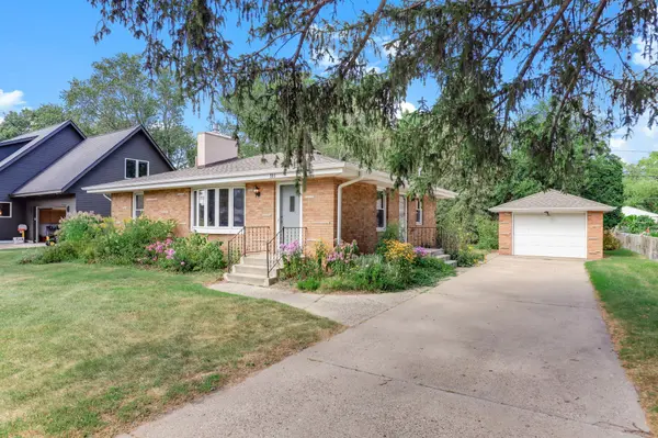 785 Grandview AVE W, Roseville, MN 55113