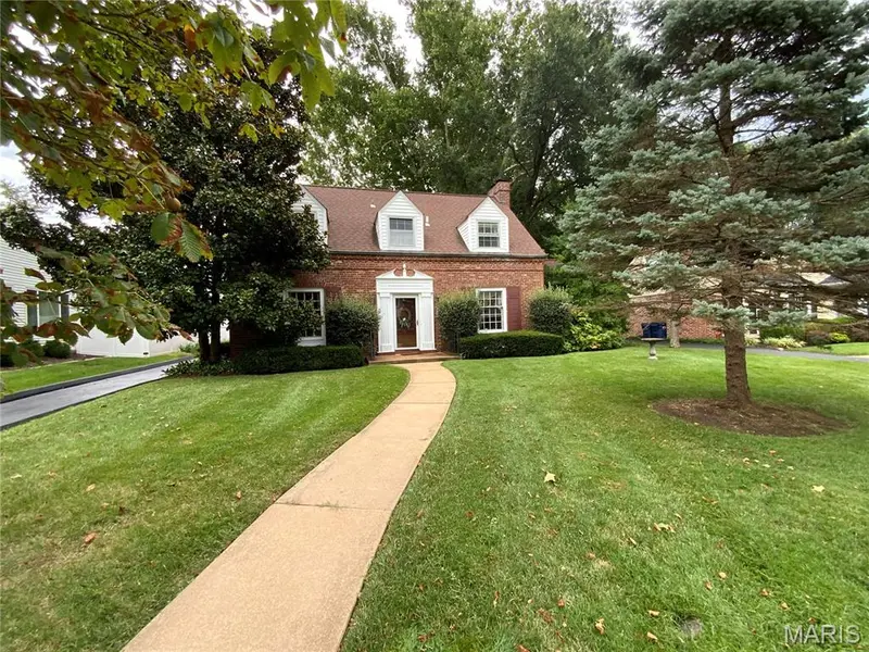 6 Hawthorne CT, Oakland, MO 63122