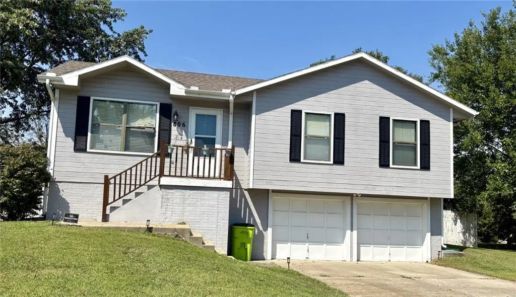 806 Covey DR, Peculiar, MO 64078