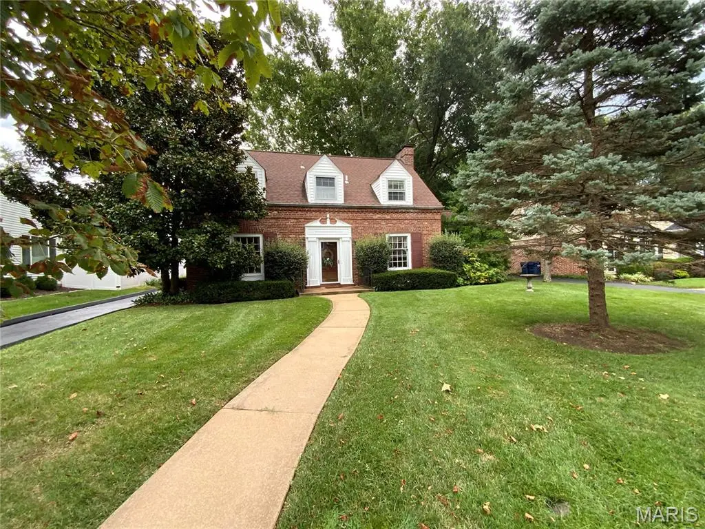 6 Hawthorne CT, Oakland, MO 63122