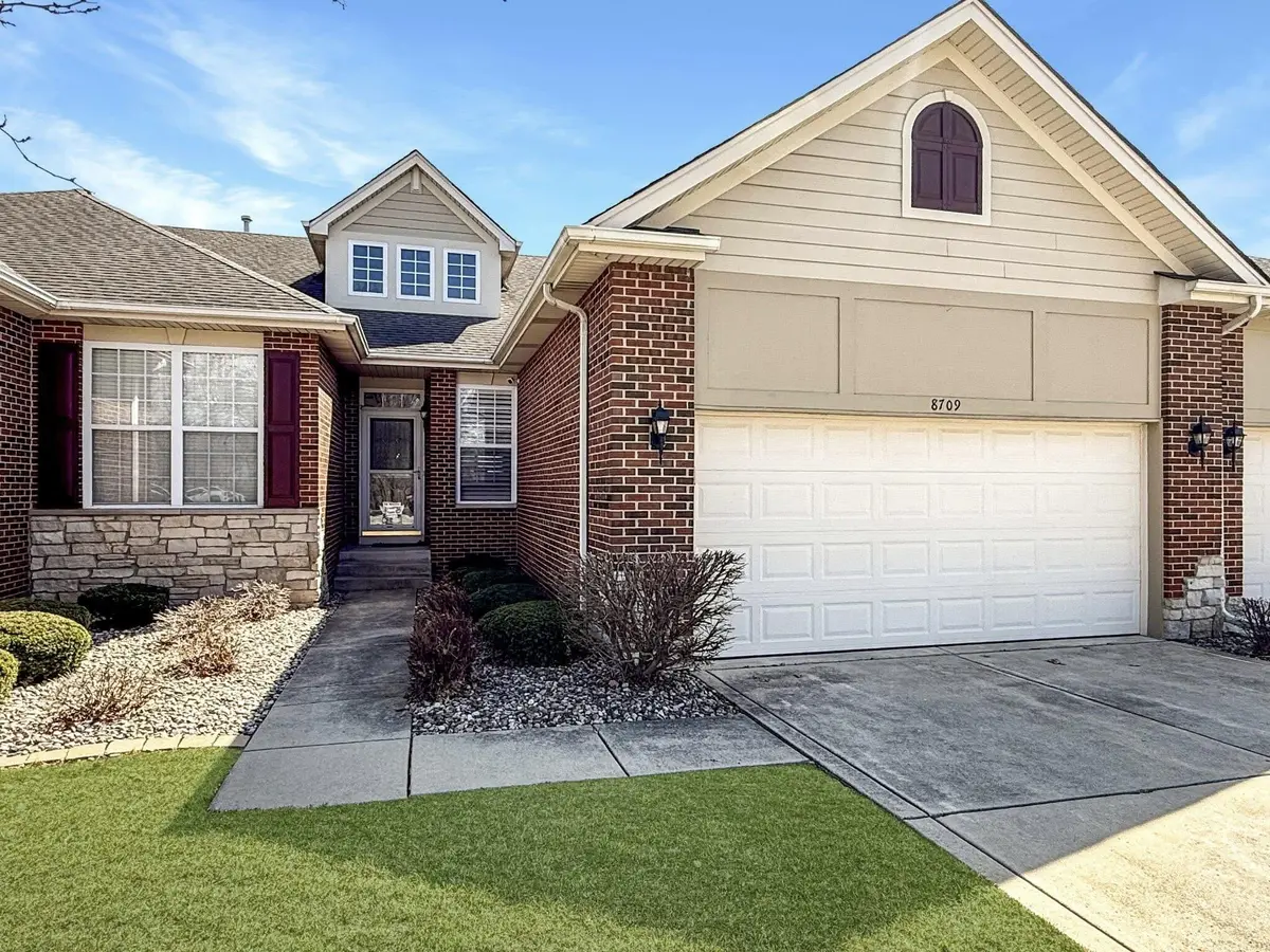 8709 Lake Hills DR, St. John, IN 46373