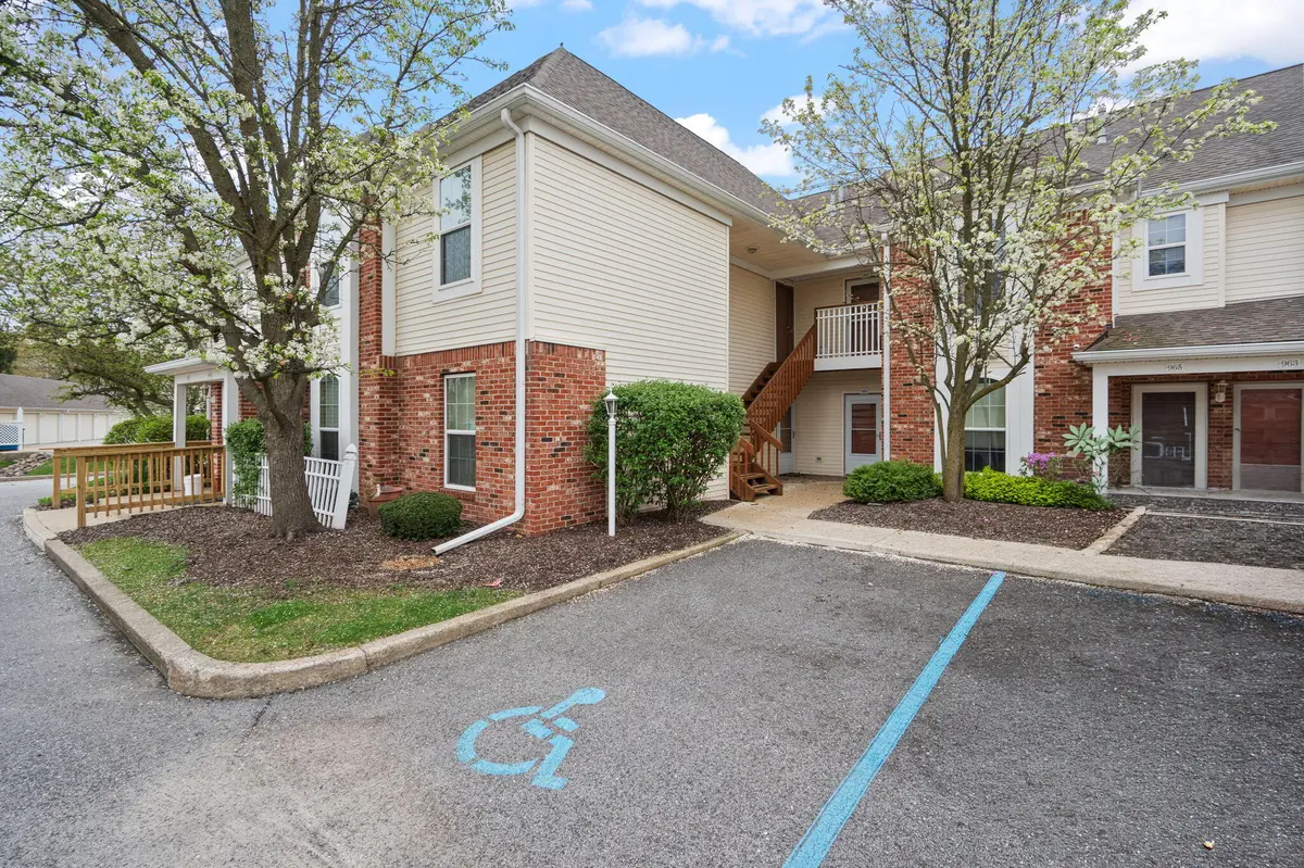955 Misty Glen DR, Valparaiso, IN 46385