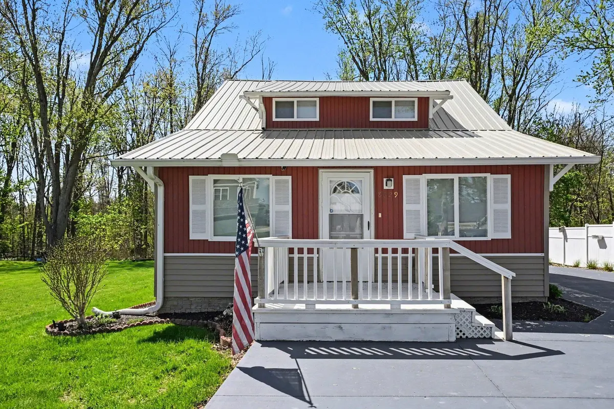 8629 E Hatchery Road, Syracuse, IN 46567
