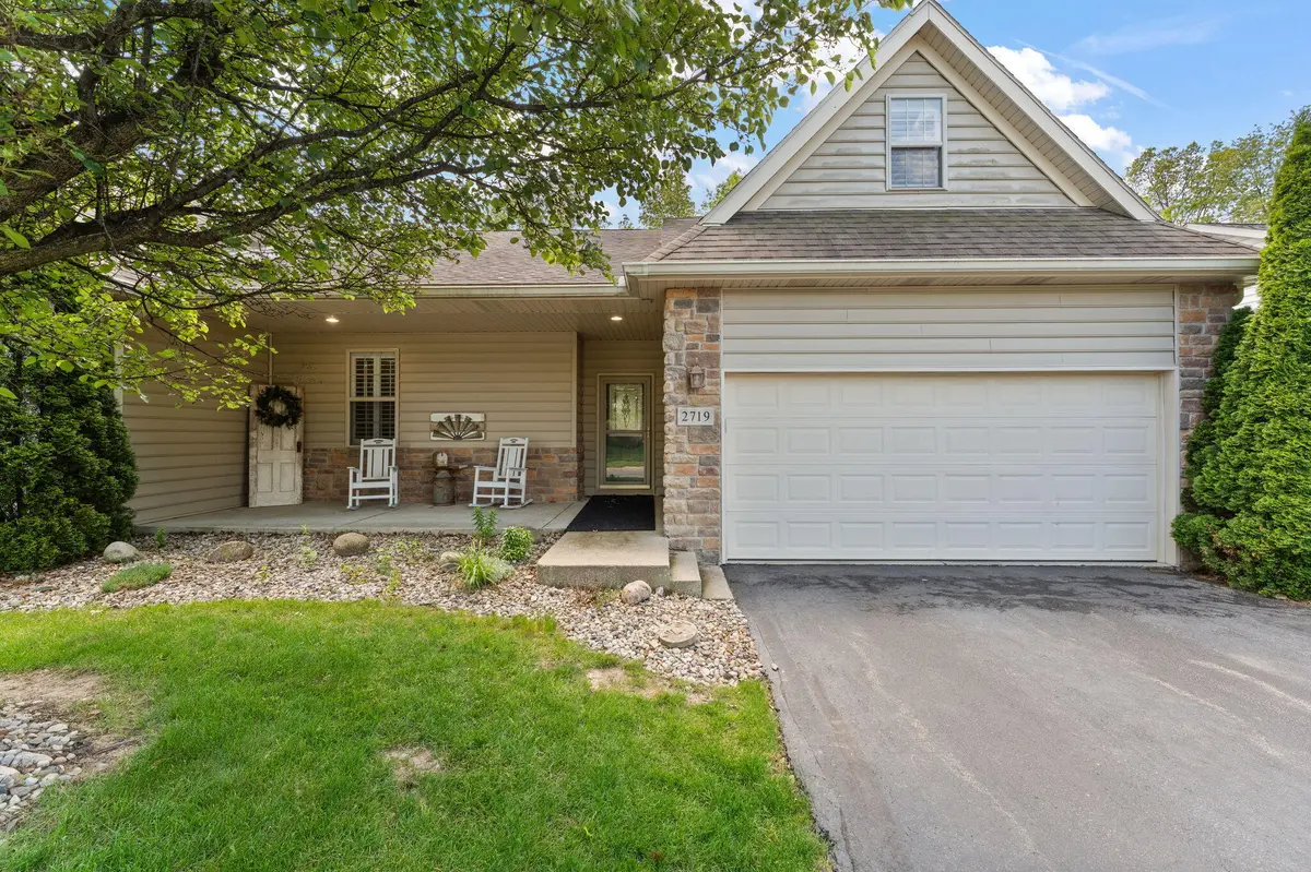 2719 White Pine CIR, Valparaiso, IN 46383