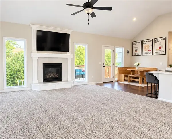 610 E 11th ST, Kearney, MO 64060