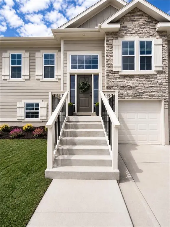 610 E 11th ST, Kearney, MO 64060