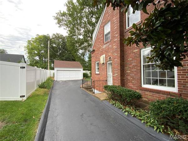 6 Hawthorne CT, Oakland, MO 63122