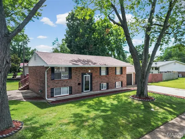 1460 Fox Run DR, Florissant, MO 63033
