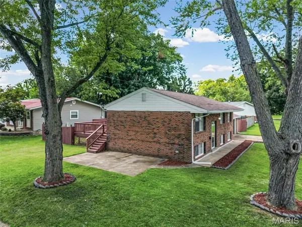 1460 Fox Run DR, Florissant, MO 63033