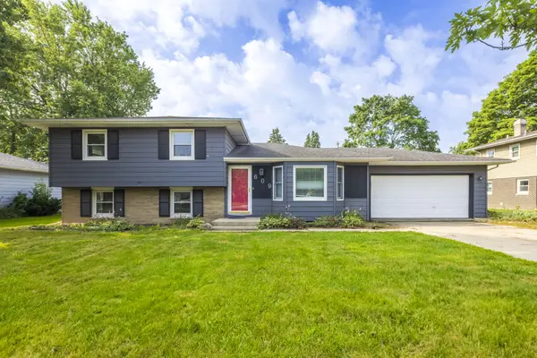 609 Shawnee DR, Lowell, IN 46356