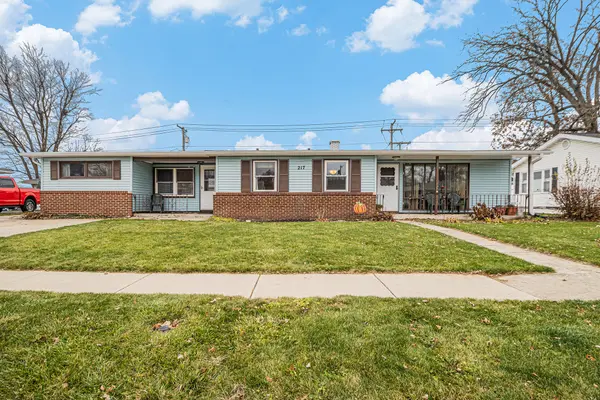 217 Crestview LN, Crown Point, IN 46307