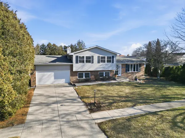2417 Canterbury PL, Schererville, IN 46375