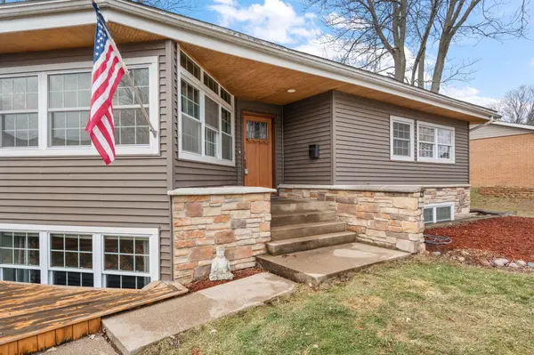 2005 Berkley DR, Valparaiso, IN 46383