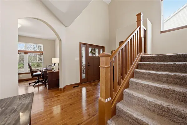 1153 Vale Park RD, Valparaiso, IN 46385