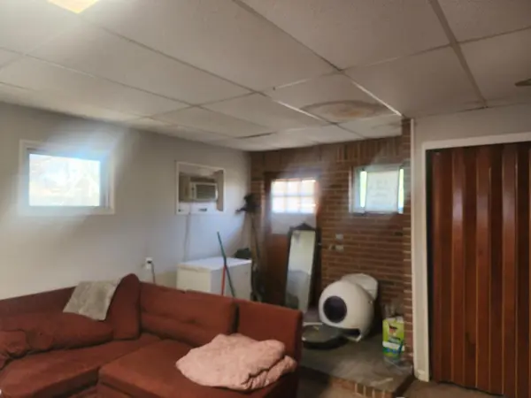 1020 E 61st Place, Merrillville, IN 46410