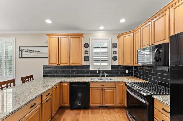 2719 White Pine CIR, Valparaiso, IN 46383