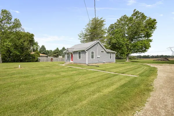 8951 E Chicago RD, New Carlisle, IN 46552