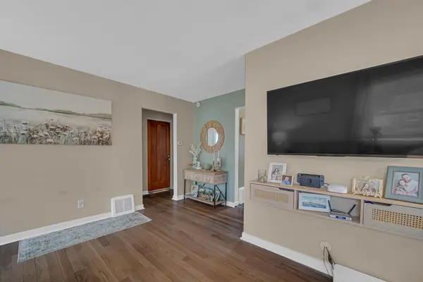 114 Beverly LN, Hobart, IN 46342