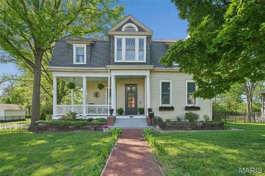 33 S Laclede Station RD, Webster Groves, MO 63119