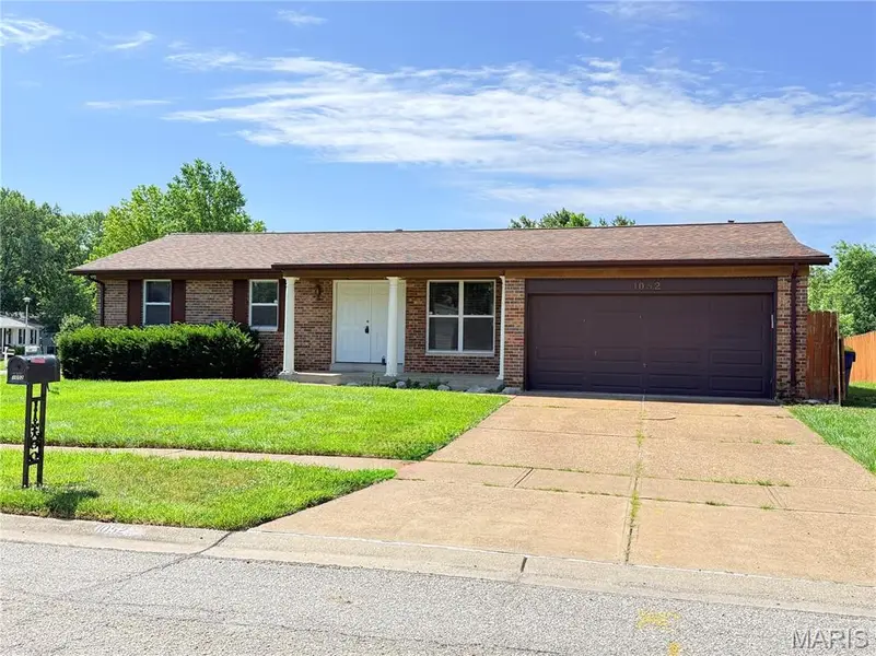 1052 Deleon CT, Fenton, MO 63026