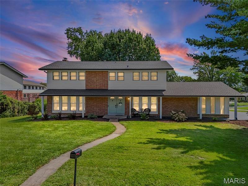 1 Oakland Hills DR, Chesterfield, MO 63017