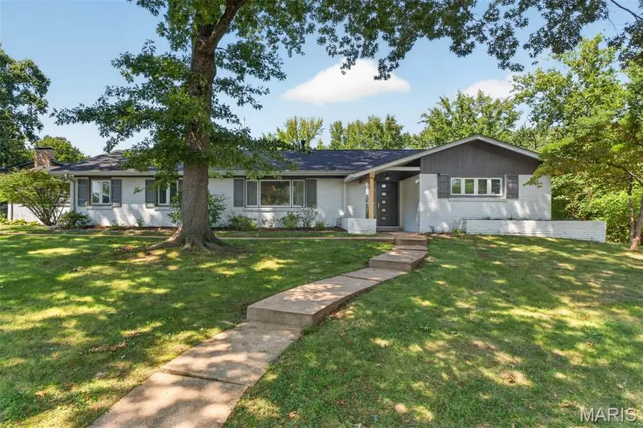 8 Haven View DR, Creve Coeur, MO 63141