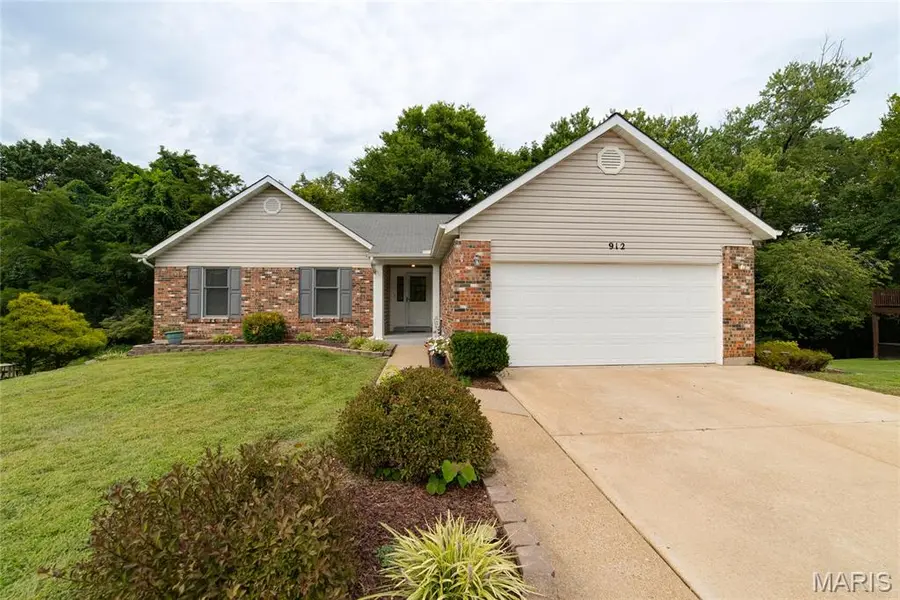 912 Gastorf PL, Florissant, MO 63031