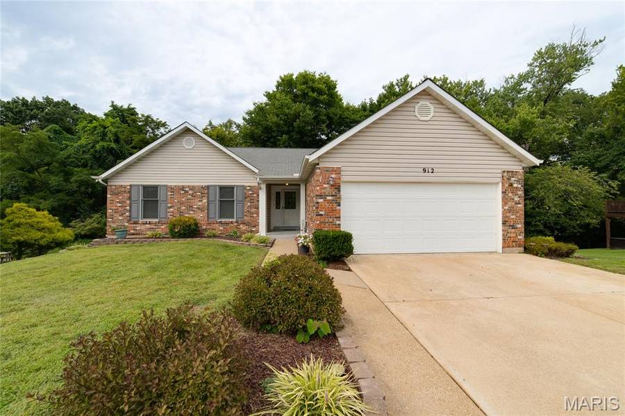 912 Gastorf PL, Florissant, MO 63031