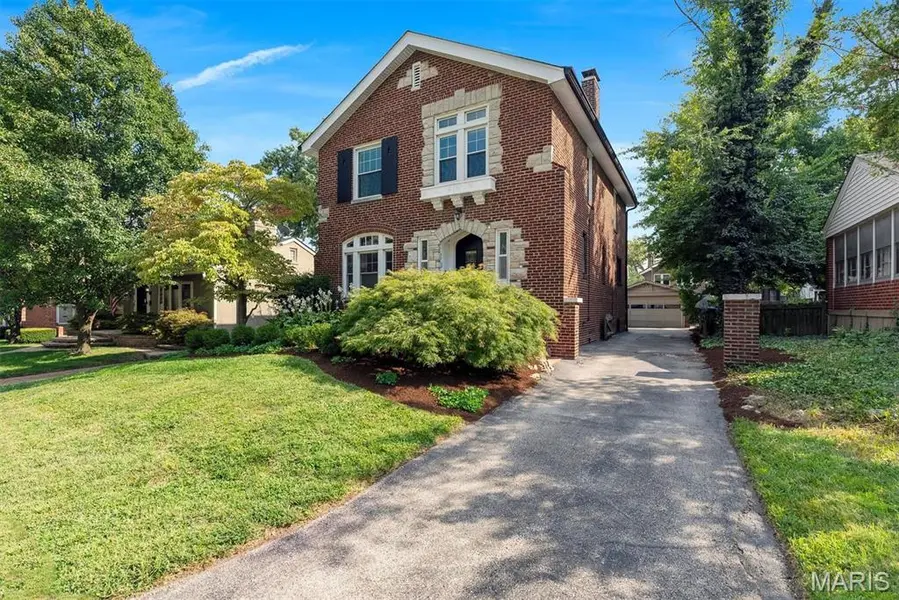 7232 Clayton RD, Richmond Heights, MO 63117