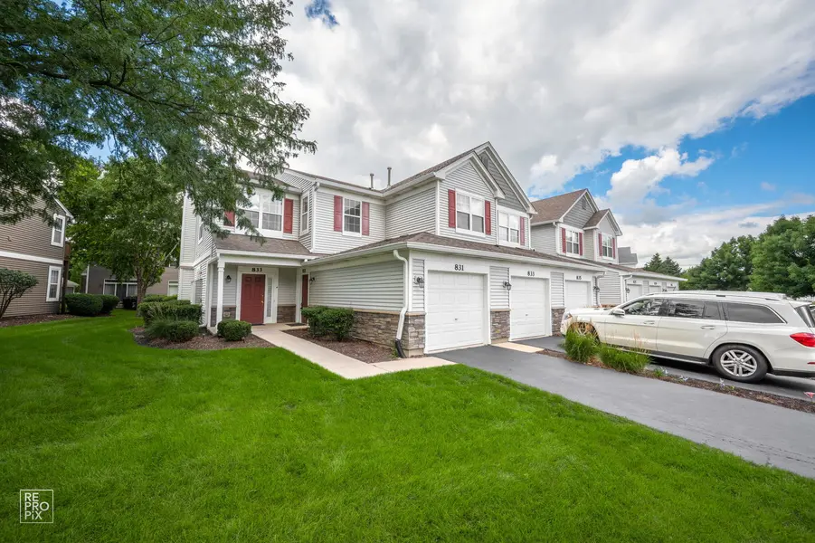 831 Genesee DR #831, Naperville, IL 60563