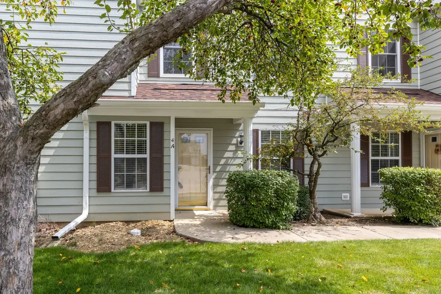 4 Taylor CT #A, Streamwood, IL 60107