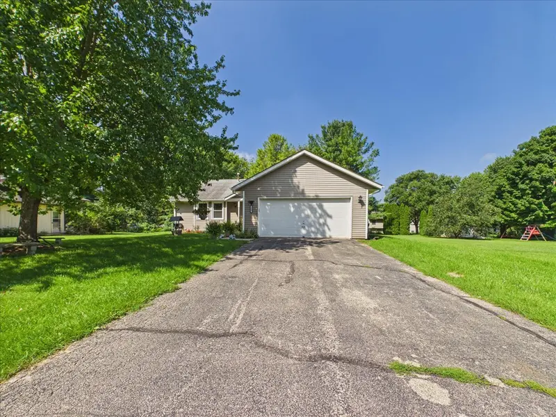 122 Drew CT, Poplar Grove, IL 61065