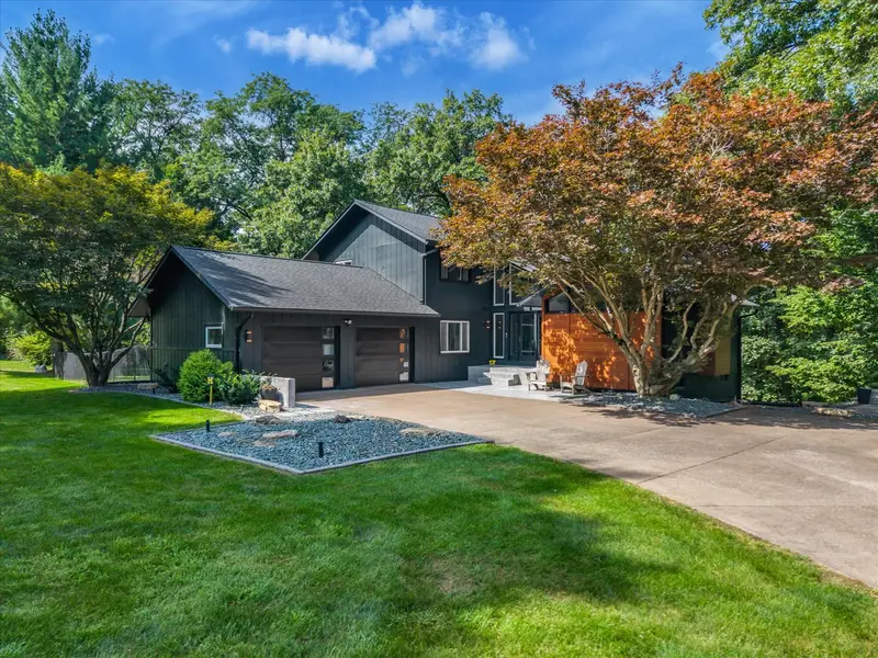 15 Valley View DR, Blue Grass, IA 52726