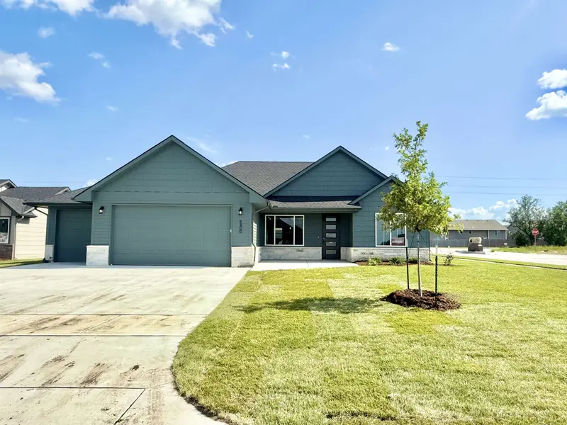 5400 N Toben Ct, Bel Aire, KS 67226