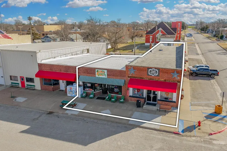 242 S Main St, Norwich, KS 67118